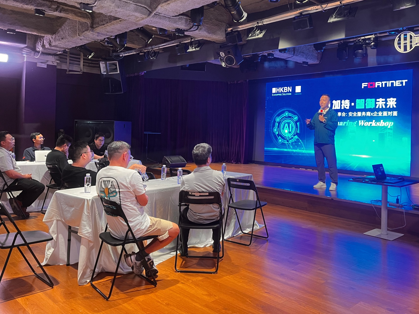 港宽科技“AI双城记”，AI生产力与安全防御的融合创变